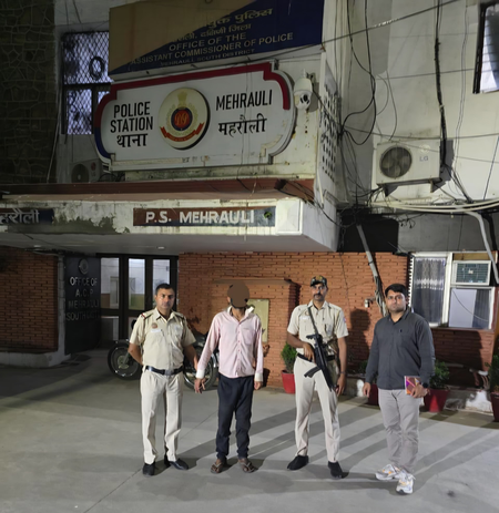 दिल्ली पुलिस ने लूट की कोशिश कर रहे दो नाबालिग हिरासत में, एक गिरफ्तार