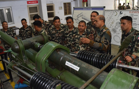 वडोदरा के ईएमई स्कूल में नेपाली सैनिकों को मिला लाइट फील्ड गन का विशेष प्रशिक्षण, 4 सप्ताह में इसका इस्तेमाल सीखा वडोदरा के ईएमई स्कूल में नेपाली सैनिकों को मिला लाइट फील्ड गन का विशेष प्रशिक्षण, 4 सप्ताह में इसका इस्तेमाल सीखा