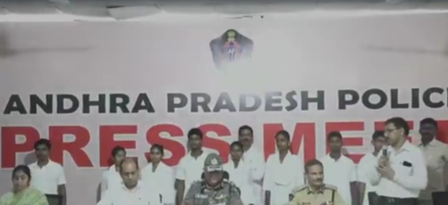 आंध्र प्रदेश  25 लाख रुपए के इनामी माओवादी ने आठ साथियों के साथ किया सरेंडर