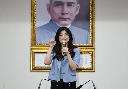 शी चिनफिंग ने कुओमिन्तांग की अध्यक्ष चेंग ली-वेन को मुख्यभूमि की यात्रा का निमंत्रण दिया शी चिनफिंग ने कुओमिन्तांग की अध्यक्ष चेंग ली-वेन को मुख्यभूमि की यात्रा का निमंत्रण दिया