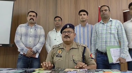 फर्रुखाबाद सर्विलांस टीम की बड़ी सफलता, 22 लाख रुपए के खोए हुए 101 स्मार्टफोन बरामद