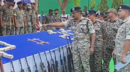बीजापुर में 25 माओवादियों का सामूहिक आत्मसमर्पण, 93 हथियार और 14 करोड़ की बरामदगी बीजापुर में 25 माओवादियों का सामूहिक आत्मसमर्पण, 93 हथियार और 14 करोड़ की बरामदगी