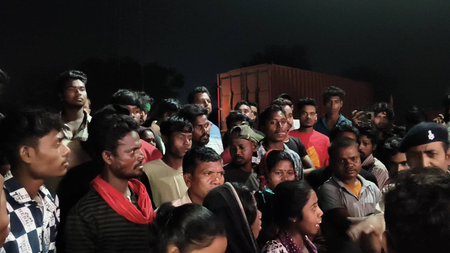 धनबाद में भू-धंसान से कई घर जमींदोज, मलबे में दबे कई लोग; गुस्साए लोग सड़क पर उतरे धनबाद में भू-धंसान से कई घर जमींदोज, मलबे में दबे कई लोग; गुस्साए लोग सड़क पर उतरे