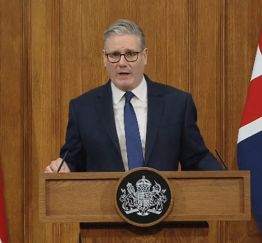 ब्रिटिश पीएम स्टार्मर ने ट्रंप की धमकी को बताया शोर, होर्मुज पर सहयोगी देशों से बातचीत का दिलाया भरोसा