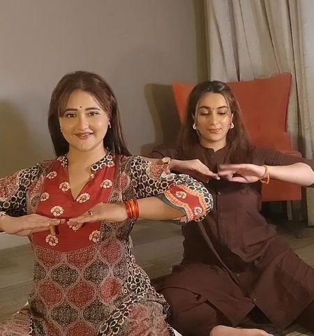 धुरंधर के गाने पर रश्मि देसाई ने किया कथक डांस, एक्सप्रेशन ने जीता फैंस का दिल धुरंधर के गाने पर रश्मि देसाई ने किया कथक डांस, एक्सप्रेशन ने जीता फैंस का दिल