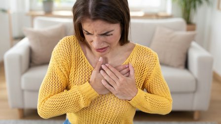 हृदय रोग का लक्षण हो सकता है बाएं हाथ में दर्द, जानें क्या करें और क्या नहीं