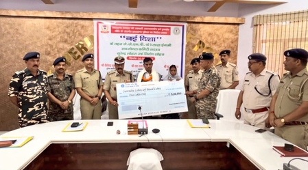 झारखंड लातेहार में 5 लाख के इनामी नक्सली सब-जोनल कमांडर सुरेंद्र लोहरा उर्फ टाइगर का सरेंडर