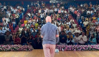 थिएटर एक आईना है, जहां लोग मुझे नहीं, अपनी संभावनाओं को देखते हैं  अनुपम खेर