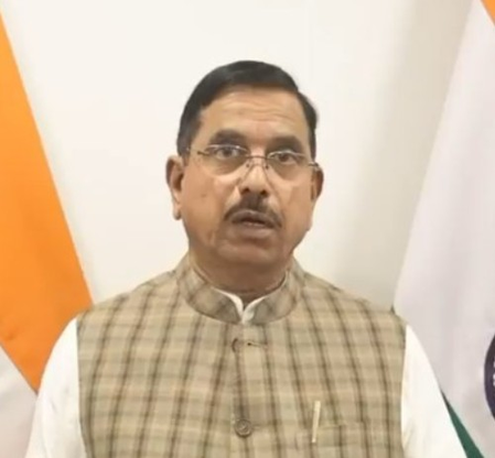 स्वच्छ ऊर्जा पर रिवर्स गियर  प्रह्लाद जोशी ने कर्नाटक की ईवी नीति पर साधा निशाना