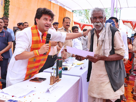 केंद्रीय मंत्री ज्योतिरादित्य सिंधिया ने मौके पर ही ग्रामीणों के 238 प्रकरणों का किया निपटारा