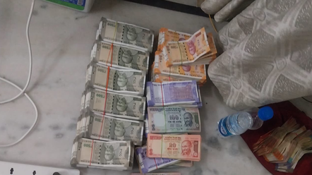 तेलंगाना  दो अधिकारियों के घर छापेमारी, 24 लाख कैश और कीमती सामान बरामद