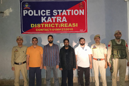 जम्मू सोशल मीडिया पर वीडियो वायरल होने के बाद पुलिस ने नशीली दवाइयों के तस्कर को किया गिरफ्तार जम्मू सोशल मीडिया पर वीडियो वायरल होने के बाद पुलिस ने नशीली दवाइयों के तस्कर को किया गिरफ्तार