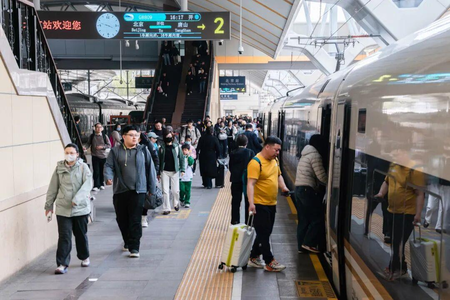 चीन में बड़ी संख्या में यात्रियों ने की रेलवे से यात्रा चीन में बड़ी संख्या में यात्रियों ने की रेलवे से यात्रा