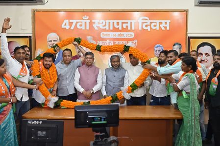 झारखंड भाजपा के मिलन समारोह में सैकड़ों युवाओं ने थामा पार्टी का दामन, प्रदेश अध्यक्ष और नेता प्रतिपक्ष ने किया स्वागत झारखंड भाजपा के मिलन समारोह में सैकड़ों युवाओं ने थामा पार्टी का दामन, प्रदेश अध्यक्ष और नेता प्रतिपक्ष ने किया स्वागत