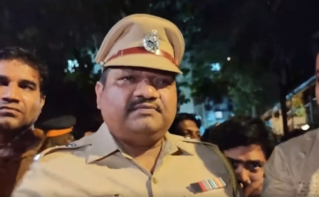 मुंबई के मालाड पूर्व में दो गुटों के बीच हिंसक झड़प, पुलिस ने किया हल्का बल प्रयोग