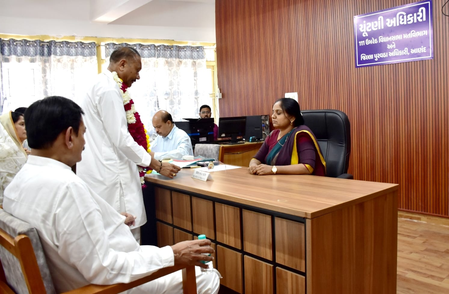 गुजरात उमरेठ उपचुनाव के लिए छह उम्मीदवारों ने नामांकन दाखिल किया गुजरात उमरेठ उपचुनाव के लिए छह उम्मीदवारों ने नामांकन दाखिल किया