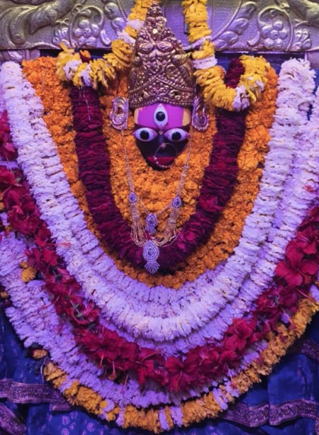 काशी के इस प्राचीन मंदिर में विराजती हैं मां महिषासुर मर्दिनी, दिन में तीन बार बदलता है स्वप्नेश्वरी का रुप काशी के इस प्राचीन मंदिर में विराजती हैं मां महिषासुर मर्दिनी, दिन में तीन बार बदलता है स्वप्नेश्वरी का रुप