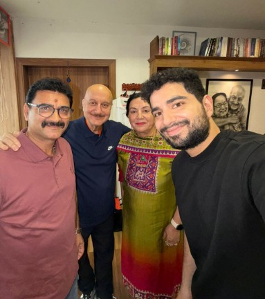 समय रैना की सादगी पर फिदा हुए अनुपम खेर, दुलारी देवी से मिलने का दिया न्योता