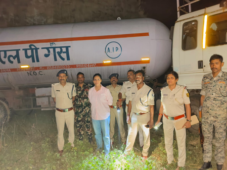 बिहार में अवैध गैस रिफिलिंग के बड़े गिरोह का भंडाफोड़, एलपीजी गैस से भरा कंटेनर और 54 गैस सिलेंडर बरामद बिहार में अवैध गैस रिफिलिंग के बड़े गिरोह का भंडाफोड़, एलपीजी गैस से भरा कंटेनर और 54 गैस सिलेंडर बरामद