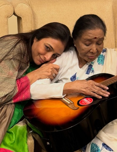 आशा भोसले ने तब्बू को दिया जिंदगी का सबसे अनमोल तोहफा, अभिनेत्री बोलीं- शब्दों में बयां नहीं कर सकती अपनी खुशी