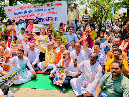 टाटानगर ट्रेनों की लेटलतीफी पर फूटा गुस्सा, विधायक सरयू राय की अगुवाई में कई संगठनों का धरना