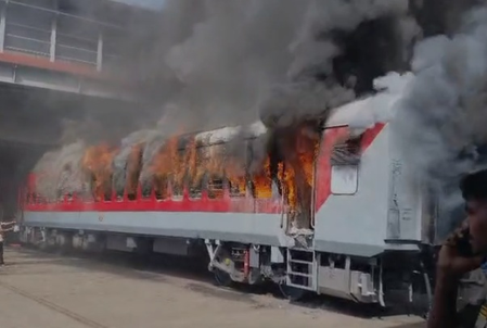 मुंबई माटुंगा रेलवे वर्कशॉप में लगी आग, आग की लपटें देख दहशत में लोग