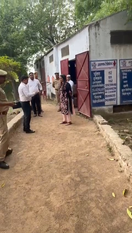 नोएडा घंघोला स्थित गैस एजेंसी पर डीएम का औचक निरीक्षण, कमियों पर सख्त कार्रवाई के निर्देश