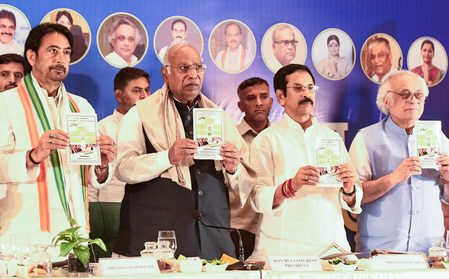 कांग्रेस ने पश्चिम बंगाल चुनाव के लिए जारी किया घोषणापत्र, आर्थिक विकास को तरजीह