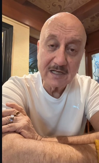 म्यूजिकल कॉमेडी के साथ मंच पर लौट रहे हैं अनुपम खेर, जाने पहचाने अनजाने का हुआ ऐलान