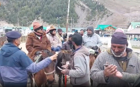 सोनमर्ग की वादियों में उमड़ा पर्यटकों का सैलाब, मौसम ने जीता दिल सोनमर्ग की वादियों में उमड़ा पर्यटकों का सैलाब, मौसम ने जीता दिल