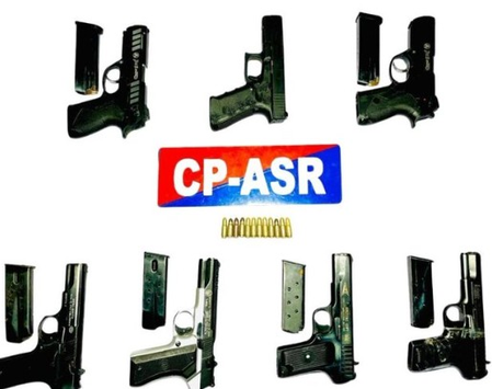 अमृतसर पुलिस ने सीमा पार से हथियारों की तस्करी का भंडाफोड़ किया, तीन गिरफ्तार अमृतसर पुलिस ने सीमा पार से हथियारों की तस्करी का भंडाफोड़ किया, तीन गिरफ्तार