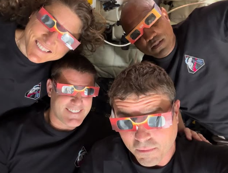 आर्टेमिस II स्पेस में सूर्य ग्रहण के दौरान एस्ट्रोनॉट्स ने पहने सोलर व्यूइंग ग्लासेज, जानें क्यों है जरूरी आर्टेमिस II स्पेस में सूर्य ग्रहण के दौरान एस्ट्रोनॉट्स ने पहने सोलर व्यूइंग ग्लासेज, जानें क्यों है जरूरी