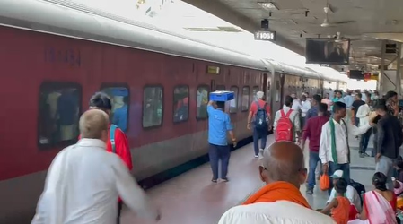 आरपीएफ जवानों की सतर्कता से बची यात्री की जान, ट्रेन और प्लेटफार्म के बीच फंसे यात्री को बचाया