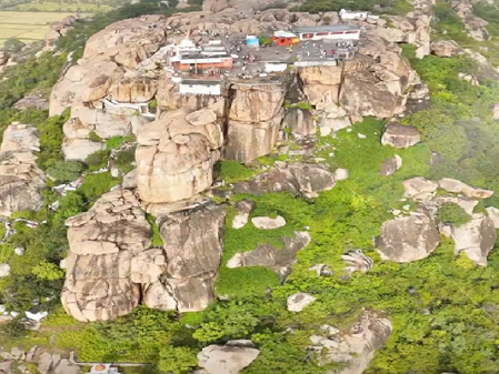 अंजनाद्रि पहाड़ी  400 से अधिक सीढ़ियों की चढ़ाई, फिर मिलते हैं हनुमान