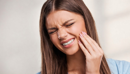 लौंग से लेकर नमक के पानी तक, इन घरेलू उपायों से कम करें दांतों का दर्द