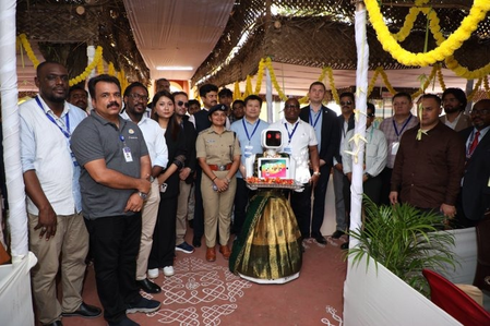 पुडुचेरी चुनाव इलेक्शन में टेक्नोलॉजी का तड़का, पोलिंग बूथ पर रोबोट ने किया मतदाताओं का स्वागत