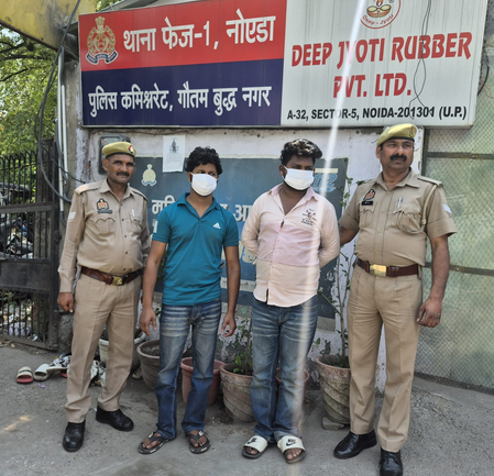 नोएडा अवैध हथियारों की तस्करी करने वाले दो युवक गिरफ्तार, भारी मात्रा में असलहा बरामद