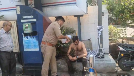 नोएडा  आत्मदाह की कोशिश नाकाम, पुलिस की तत्परता से बची युवक की जान