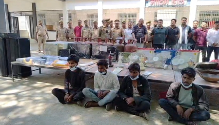 इटावा में चोरी के आरोप में चार गिरफ्तार, सर्दियों में स्कूलों को बनाते थे निशाना इटावा में चोरी के आरोप में चार गिरफ्तार, सर्दियों में स्कूलों को बनाते थे निशाना