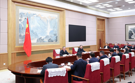 ली छ्यांग ने आर्थिक स्थिति के विशेष पर संगोष्ठी आयोजित की ली छ्यांग ने आर्थिक स्थिति के विशेष पर संगोष्ठी आयोजित की