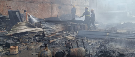 गाजियाबाद कबाड़ गोदाम में भीषण आग, फायर विभाग की तत्परता से टला बड़ा हादसा