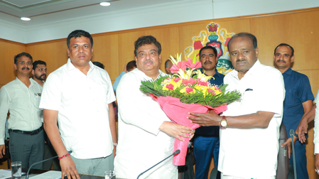 केंद्रीय मंत्री कुमारस्वामी ने एआरएआई सेंटर पर कर्नाटक के मंत्री से बातचीत की केंद्रीय मंत्री कुमारस्वामी ने एआरएआई सेंटर पर कर्नाटक के मंत्री से बातचीत की