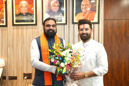 केंद्रीय मंत्री चिराग पासवान ने सम्राट चौधरी से की मुलाकात, बोले-बिहार को आगे ले जाएंगे केंद्रीय मंत्री चिराग पासवान ने सम्राट चौधरी से की मुलाकात, बोले-बिहार को आगे ले जाएंगे