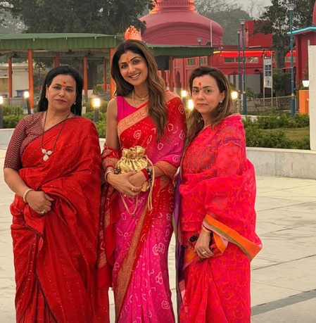 भक्ति में लीन दिखीं शिल्पा शेट्टी, त्रिपुरा सुंदरी शक्तिपीठ मंदिर में की पूजा-अर्चना