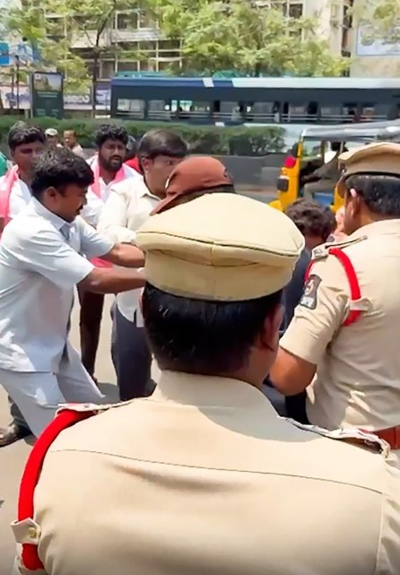 सांसद सूर्या की टिप्पणियों को लेकर बीआरएस की छात्र शाखा ने भाजपा कार्यालय पर प्रदर्शन किया