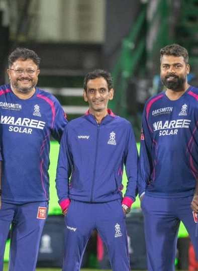 आईपीएल 2026 आरआर के टीम मैनेजर पर लगा एक लाख का जुर्माना, डगआउट में मोबाइल इस्तेमाल करने पर चेतावनी