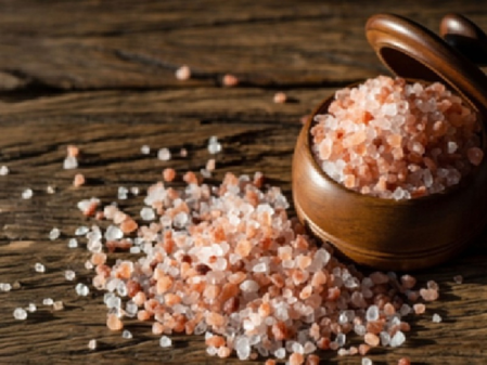 काला नमक मात्रा कम लेकिन फर्क बड़ा, संतुलन बनाने में भी मददगार