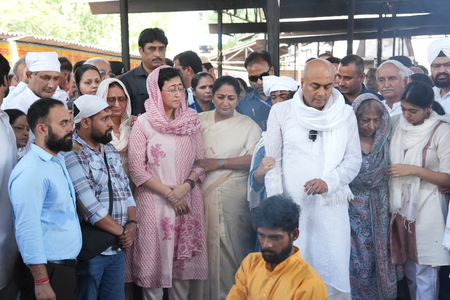 दिल्ली आतिशी के पिता का अंतिम संस्कार, सीएम रेखा गुप्ता रहीं मौजूद
