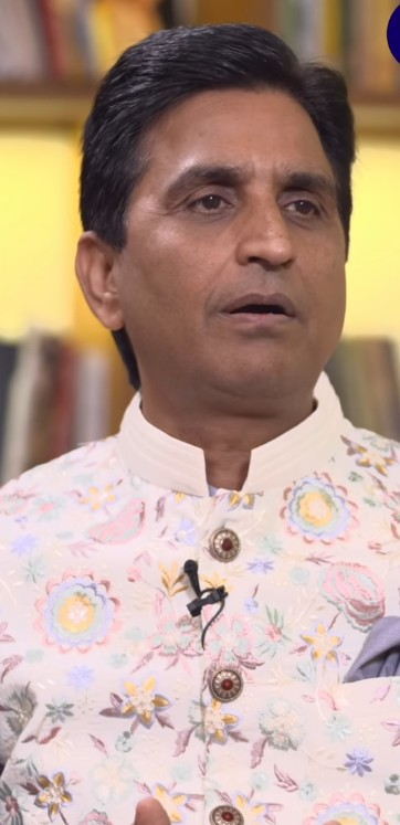 कश्मीरी पंडितों के विस्थापन पर बोले कुमार विश्वास, शांतिप्रिय लोगों को अपनों ने ही बेघर किया