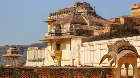 अरावली की चोटी पर बना बादलों का महल, 17वीं सदी के शाही ठिकाने में दिखता है राजपूत-मुगल कला का संगम